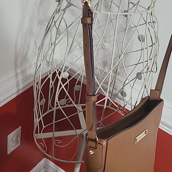 Michael Kors Crossbody Bag Tan Leather with Gold Metal Accents - Picture 4 of 10